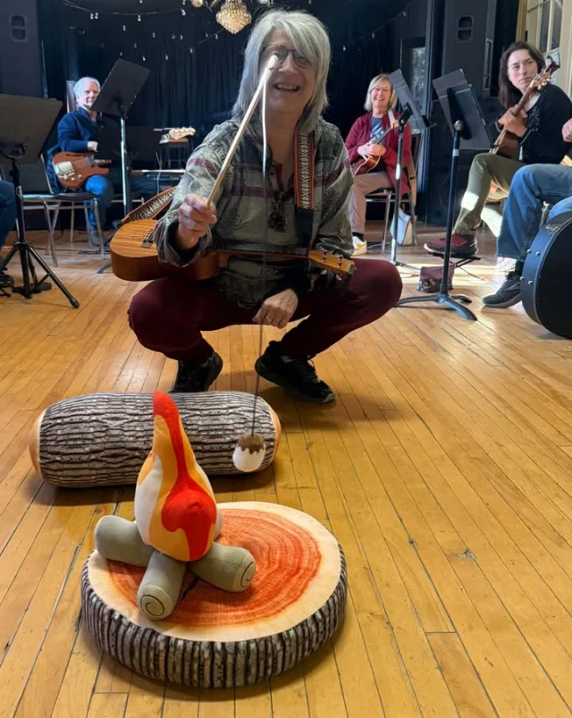🎸 Des heures de plaisir lors des cours Guitare feu de camp! 🔥